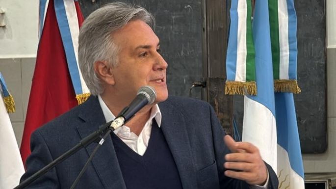 En la ciudad, Llaryora entrega 400 netbooks a alumnos de 19 escuelas