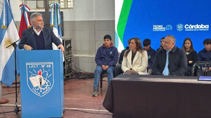 En la ciudad, Llaryora entrega 400 netbooks a alumnos de 19 escuelas