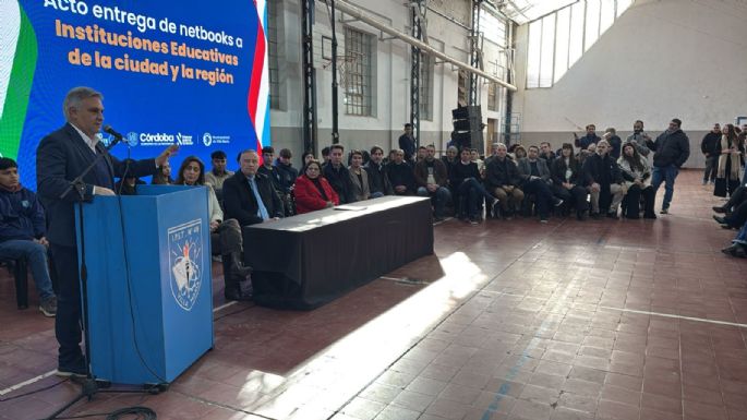 En la ciudad, Llaryora entrega 400 netbooks a alumnos de 19 escuelas