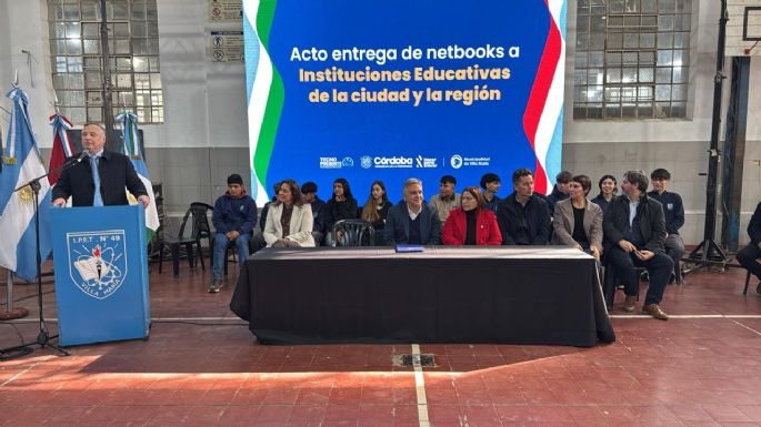 En la ciudad, Llaryora entrega 400 netbooks a alumnos de 19 escuelas