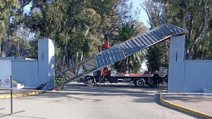 Camión dañó el ingreso al Parque de Villa Nueva