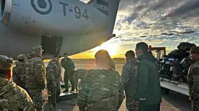 Partió el avión con personal militar
