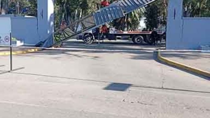 Un camión chocó el portal del Parque Hipólito Yrigoyen
