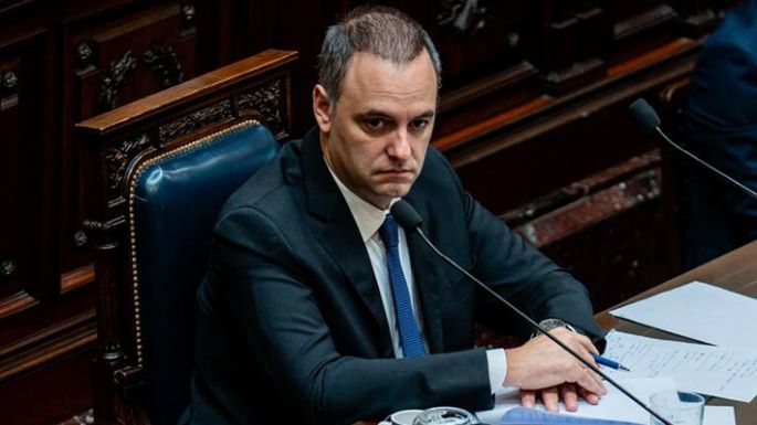 Adorni renunció y se victimizó