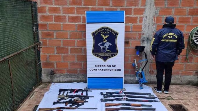Amenazó con un tiroteo escolar y hallaron un arsenal en su casa