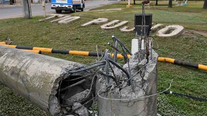 Un camión impactó contra el cableado y arrancó postes