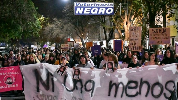 “Ni Una Menos”: plaza llena y verdades pintadas en cartón