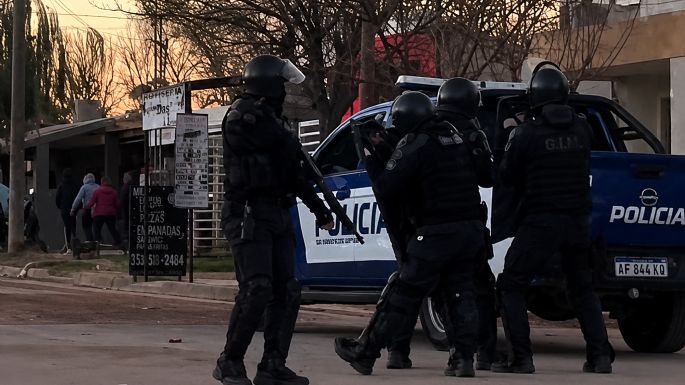 Violencia en un operativo policial en barrio Las Acacias