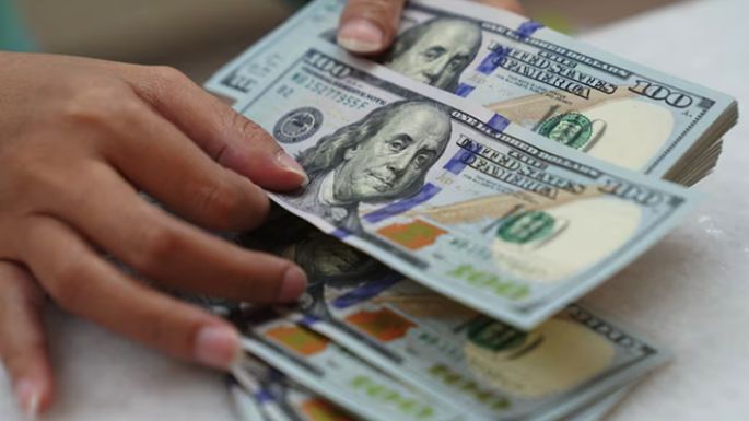 Meses en los cuales el dólar pierde terreno ante las acciones y los bonos