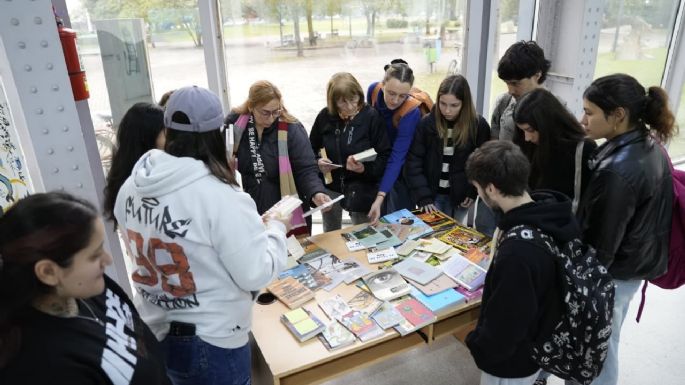 Más de 500 libros encontraron nuevos lectores en la segunda “Suelta de Libros” de la Medioteca