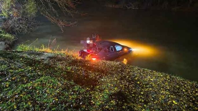 Cayó con su auto  al río y resultó ileso