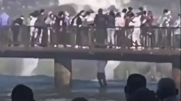 Un turista saltó al agua para recuperar su celular