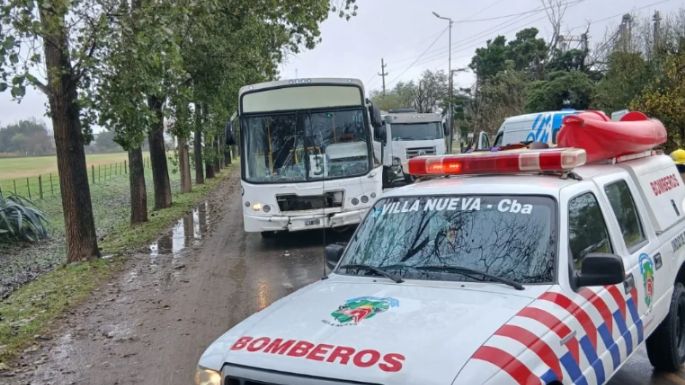 Dos heridos tras un choque entre camiones y un colectivo