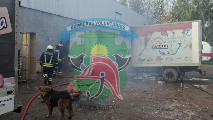 Bomberos sofocaron el incendio de un camión