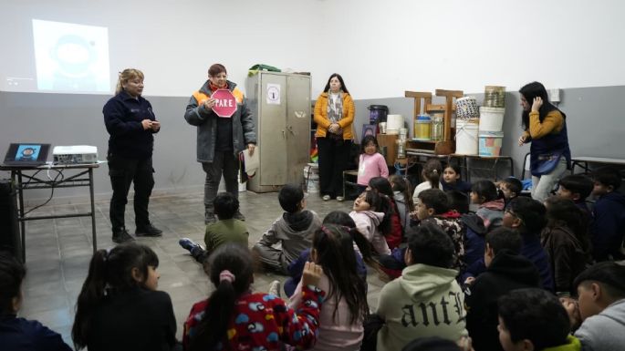 Capacitan a niños y niñas en educación vial, resaltando la importancia del casco