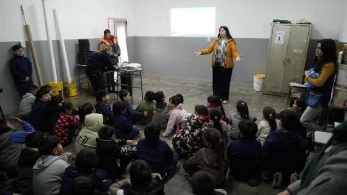 Capacitan a niños y niñas en educación vial, resaltando la importancia del casco