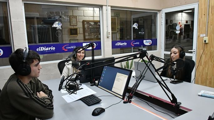 Buscan “romper moldes” desde la radio y la academia