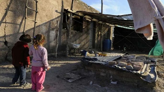La pobreza infantil cayó al 42,3% en 2025