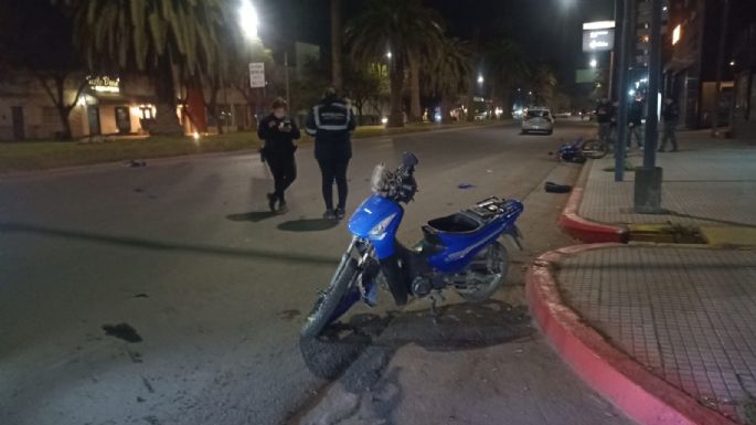 Una joven fue hospitalizada tras un choque entre dos motos