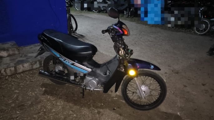 Detuvieron a tres jóvenes tras abandonar una moto robada e intentar escapar en barrio Ameghino