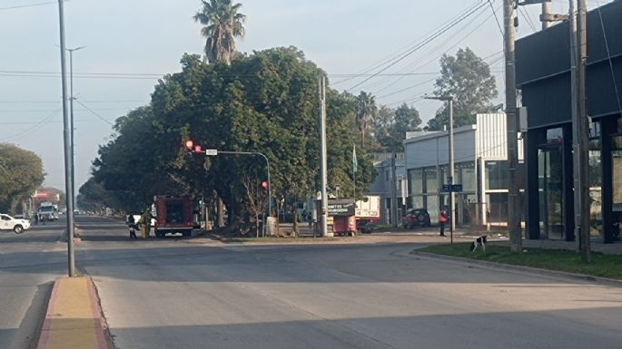 Derrame de ácido nítrico en Las Playas: trabajan bomberos y la Policía en la zona