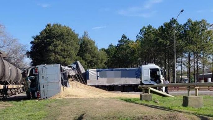 Un tren embistió a un camión y volcó el acoplado
