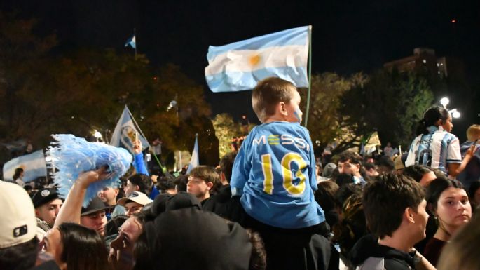 Una multitud celebra la victoria de Argentina ante Inglaterra