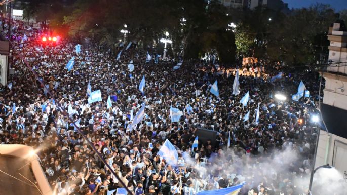 Una multitud celebra la victoria de Argentina ante Inglaterra