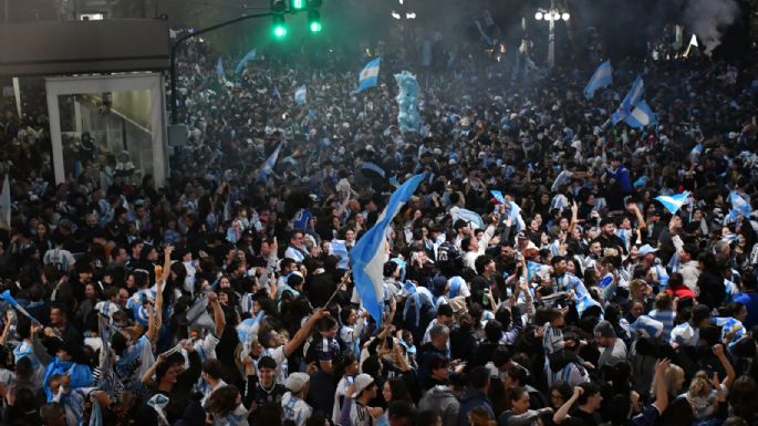 Una multitud celebra la victoria de Argentina ante Inglaterra