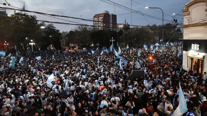 Una multitud celebra la victoria de Argentina ante Inglaterra