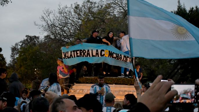 Una multitud celebra la victoria de Argentina ante Inglaterra