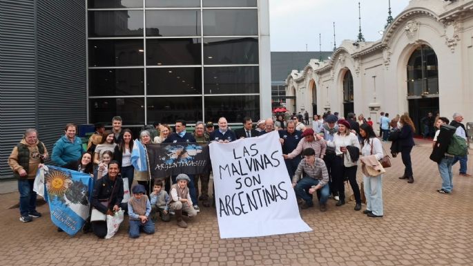 Veteranos de Malvinas recrearon la bandera que exhibió la Selección tras vencer a Inglaterra