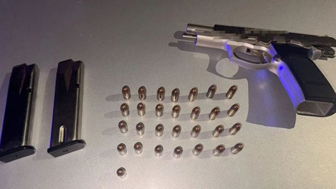 Un policía retirado amenazó con un arma a dos peatones