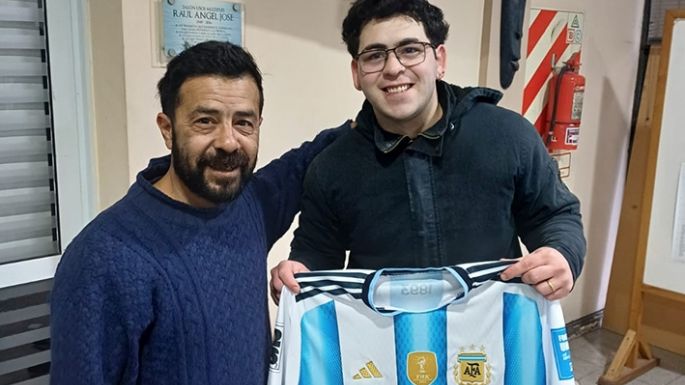 Entregamos las camisetas de  la selección, que acompañaron durante todo el campeonato