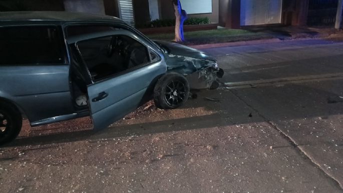 Fuerte choque contra una camioneta estacionada