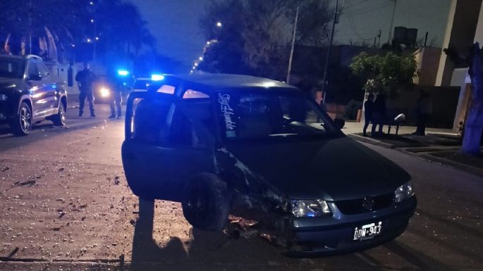 Fuerte choque contra una camioneta estacionada