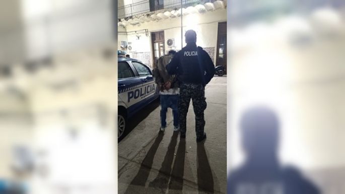 Se negó a pagar el viaje y amenazó al chofer