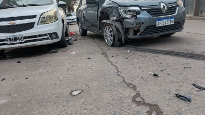 Choque de autos en zona céntrica: una mujer lesionada