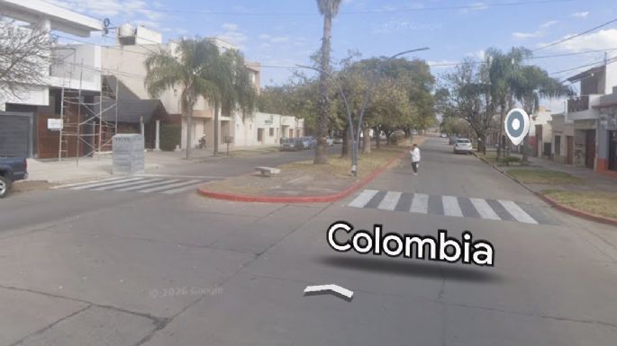 Iba en moto y sufrió un traumatismo de cadera tras chocar con un auto