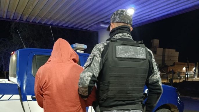 Hallaron muerto a un hombre en una vivienda y detuvieron a un joven