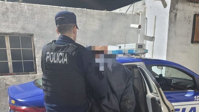 Rompió una orden de restricción y agredió a personal policial