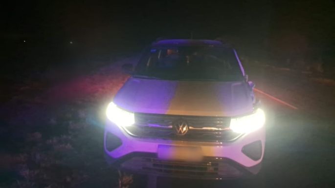 Un camión chocó a un auto y no detuvo su marcha: lo buscan