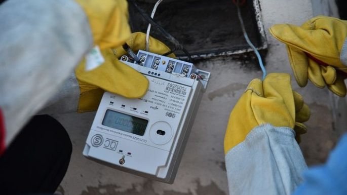 Realizan un recambio de medidores de luz en distintos barrios