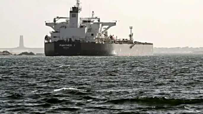 Petroleros desvían su ruta por amenaza de los hutíes