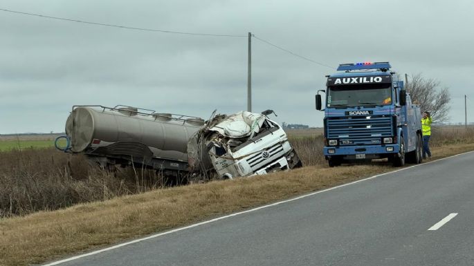 Un camión terminó en la banquina entre Etruria y Chazón