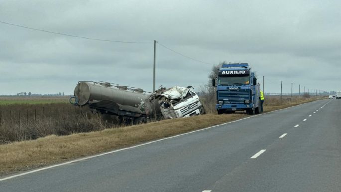 Un camión terminó en la banquina entre Etruria y Chazón