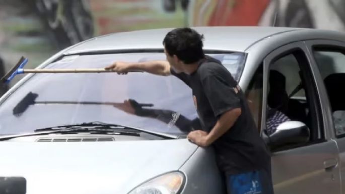Aprehendieron a un hombre por limpiar vidrios en un semáforo