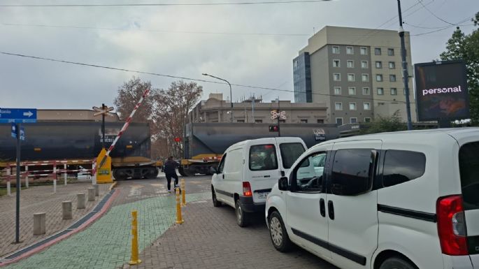 Un tren cruzó con una de las barreras levantadas en calle Mendoza