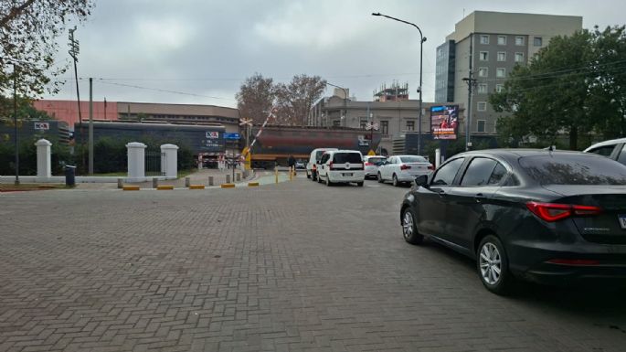 Un tren cruzó con una de las barreras levantadas en calle Mendoza