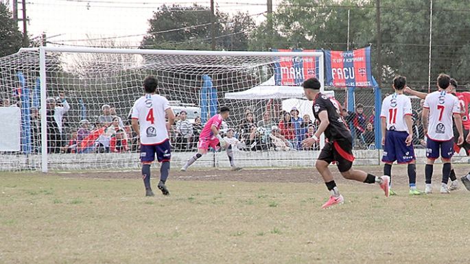 Colón navega a paso firme